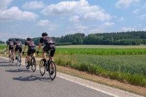 Multe ai ciclisti che non camminano in fila indiana