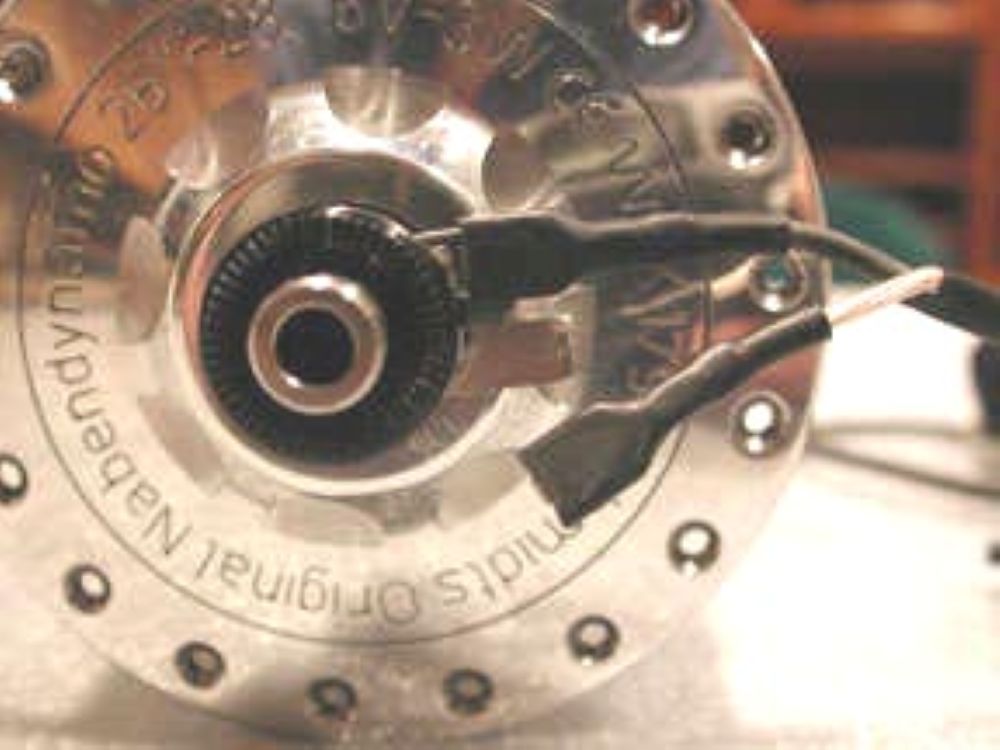 Collegamento e cablaggio mozzo dinamo SON per luci bici