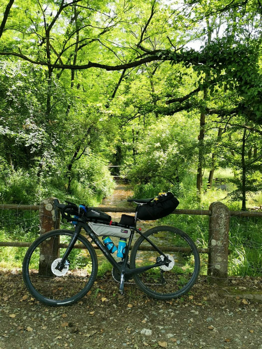 Bikepacking gravel in Lombardia Bici gravel attrezzata per bikepacking lungo un percorso naturale
