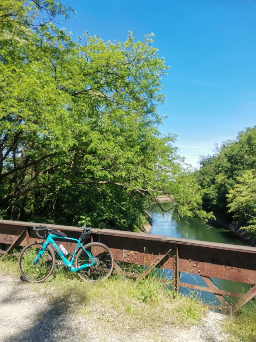 Naviglio Grande gravel in Lombardia Bici gravel lungo il Naviglio Grande in Lombardia