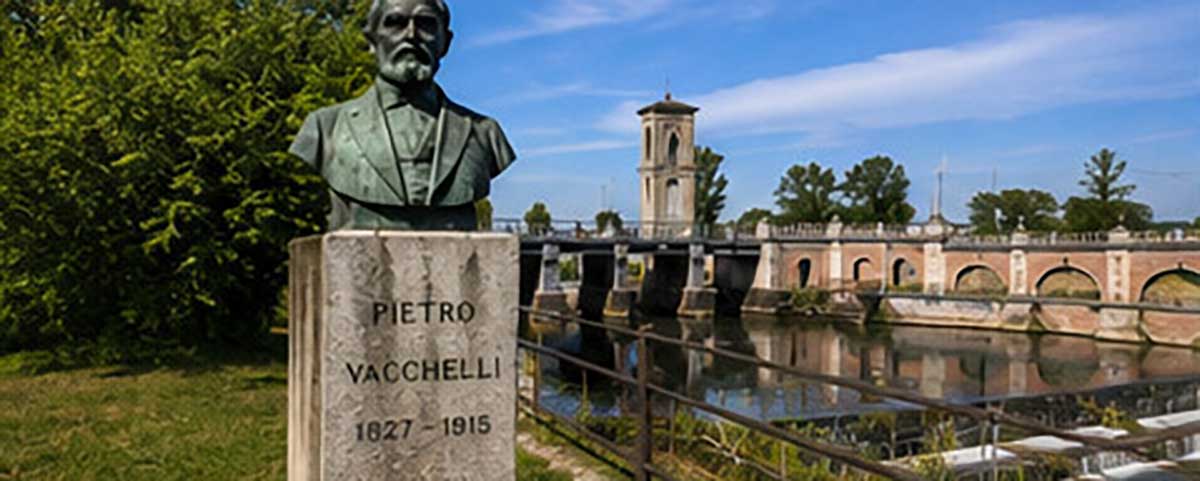 Busto di Pietro Vacchelli lungo il Canale Vacchelli