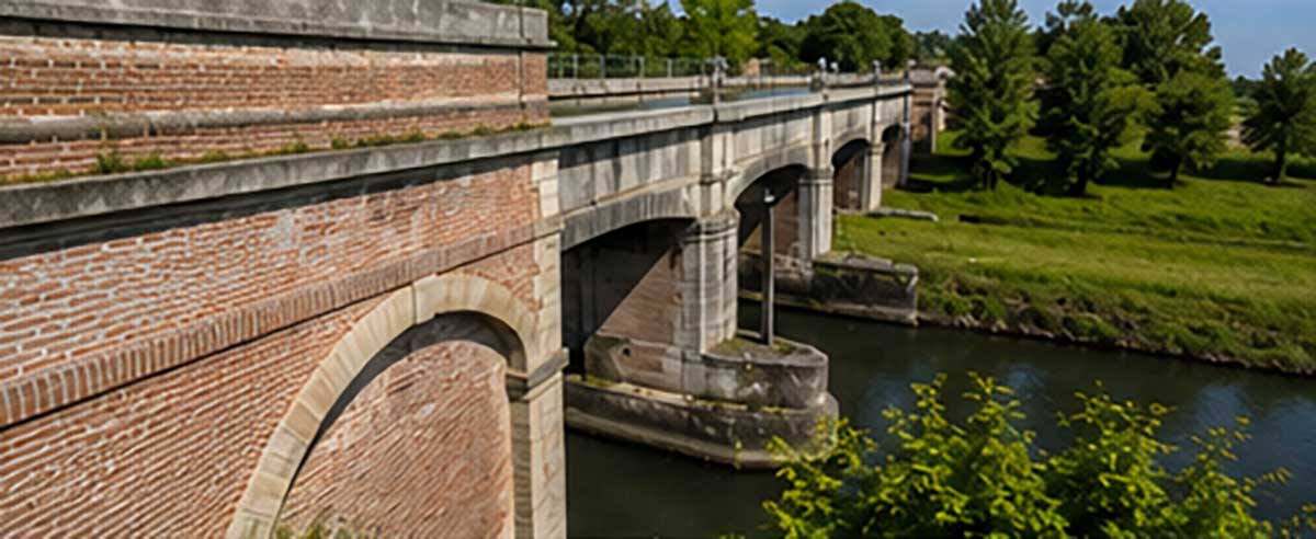 Ponte-canale del Canale Vacchelli sul fiume Serio